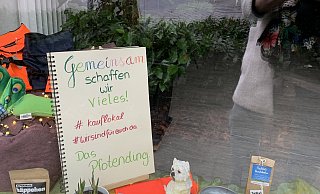 Für eine persönliche Ansprache an die Kunden nutzt Yvonne Meyer ihr Schaufenster. Erst im August 2020 eröffnete sie ihre Boutique für Hundeaccessoires "Das Pfotending" in der Elisabethstraße. - Natalie Gottwald