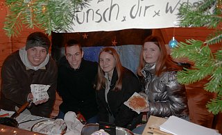 Jugendparlamentarier Justin Hermey (v. l.), Henri Lindner, Emina Jusic und Carolin Broeker bieten Waffeln und gebrannte Mandeln. - Kristoffer Fillies