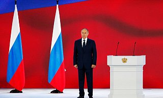 Wladimir Putin, Präsident von Russland, hört die Nationalhymne nach seiner jährlichen Rede an die Nation. - Foto: Alexander Zemlianichenko/AP Pool/dpa