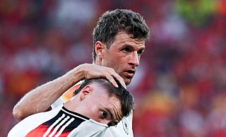 Thomas Müller tröstet Florian Wirtz nach dem EM-Aus. - Marijan Murat/dpa