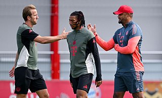 Bayern-Trainer Vincent Kompany (r) und Torjäger Harry Kane (l) beim Abschlusstraining vor dem Auftaktspiel gegen Chelsea. - Sven Hoppe/dpa