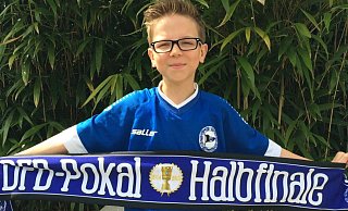 Jarno Hartmann 2015 als Neunjähriger mit Arminia-Schal. Mit dem Pokal-Halbfinale des DSC Arminia Bielefeld verbindet er einen besondere Erinnerung. - Jarno Hartmann