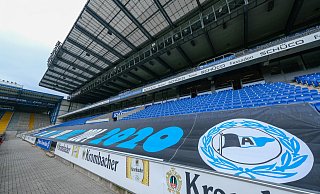 Am kommenden Freitag werden die Abiturienten der Europaschule mit ihren Eltern, Lehrern und einigen Ehrengästen in der Schüco-Arena Platz nehmen. Auf der gepflasterten Fläche vor dem Rasen wird ein roter Teppich ausgerollt. - Foto: Andreas Zobe/NW