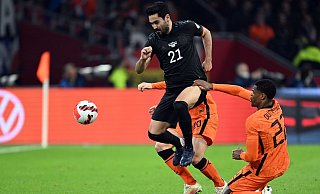 Deutschlands Ilkay Gündogan im Zweikampf mit zwei Niederländern. - Federico Gambarini/dpa