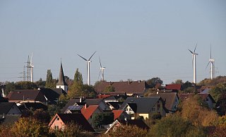 Es ist umstritten, wie nah dran Windräder, wie hier bei Fürstenau, an Ortschaften rücken dürfen. Die CDU plädiert für eine 1.000-Meter-Abstandsregelung. - David Schellenberg