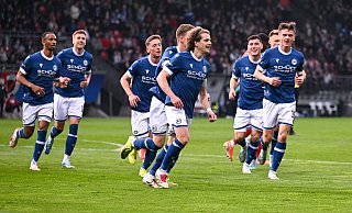 Kapitän Mael Corboz (vorne) wurde vom DFB als Spieler der Saison ausgezeichnet. Auch mit seinem Notendurchschnitt gehört er beim DSC zu den Besten. - Teresa Kroeger