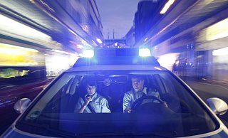 Ein 23-jähriger Dodge-Fahrer ist im September 2024 auf der A2 bei Bad Oeynhausen vor einer Polizeikontrolle geflohen und musste sich nun vor Gericht verantworten. - Symbolfoto: Polizei / Jochen Tack Ein 23-jähriger Dodge-Fahrer ist im September 2024 auf der A2 bei Bad Oeynhausen vor einer Polizeikontrolle geflohen und musste sich nun vor Gericht verantworten. - Symbolfoto: Polizei / Jochen Tack