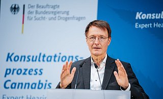 Gesundheitsminister Karl Lauterbach bei der Expertenanhörung zur Vorbereitung der geplanten kontrollierten Abgabe von Cannabis an Erwachsene in Deutschland. - Foto: Kay Nietfeld/dpa