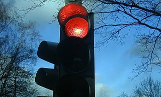 Der 28-Jährige fuhr bei Rot über die Ampel und geriet dann in eine Verkehrskontrolle. - Pixabay (Symbolbild)