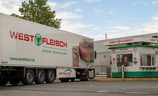 Im Minutentakt fahren Lkw auf das Westfleisch-Gelände in Lübbecke. - Noah Brümmelhorst