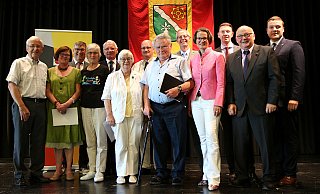 Lange dabei: Heimatministerin Ina Scharrenbach (3. v. r.) und der CDU-Kreisvorsitzende Lars Brakhage (r.) beglückwünschten langjährige Mitglieder der CDU Leopoldshöhe. - Thomas Dohna
