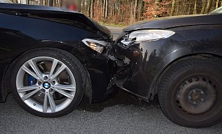 Treffer: Auf der Sundernstraße in Enger fuhren ein Renault und ein BMW frontal aufeinander. - Kreispolizei Herford
