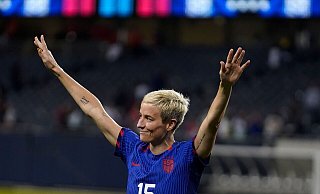 Megan Rapinoe aus den USA winkt den Fans, während sie das Spielfeld verlässt. - Erin Hooley/AP/dpa