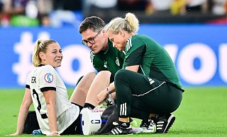 Noch nicht komplett fit: Wolfsburgs Sarai Linder, die im EM-Viertelfinale gegen Frankreich verletzt ausgewechselt worden war. - Sebastian Christoph Gollnow/dpa Noch nicht komplett fit: Wolfsburgs Sarai Linder, die im EM-Viertelfinale gegen Frankreich verletzt ausgewechselt worden war. - Sebastian Christoph Gollnow/dpa