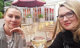 nw.de-Volontärin Anastasia von Fugler (r.) und Freundin Valentina Schneider vor dem Bürgerpark Schäppchen in Lübbecke, bereits ohne Maske. - Anastasia von Fugler