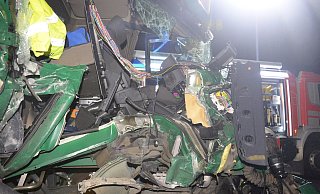 Ein Lkw-Fahrer wird bei einem Unfall in der Nacht schwer verletzt - sein Sohn ebenfalls. Er schlief in der Fahrerkabine. - Andreas Eickhoff