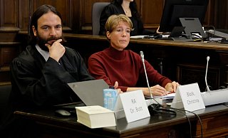 Vor Gericht erklärt Christina Block Einträge in ihr elektronisches Tagebuch, die sie kurz vor der Entführung ihrer Kinder machte. - Georg Wendt/dpa POOL/dpa