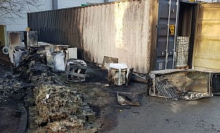Auch der umliegende Asphalt sowie die Böschung und einige Bäume wurden in Mitleidenschaft gezogen. - Karl Kordes