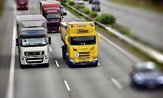 Überholmanöver wie solche haben in den vergangenen drei Jahren auf der A2 im Bereich Porta Westfalica immer wieder für schwere Unfälle gesorgt. Ein Tempolimit soll das eindämmen. - MT-Foto: Thomas Lieske