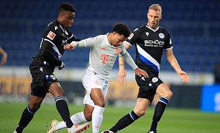 Serge Gnabry wird beim Spiel auf der Alm von Anderson Lucoqui und Mike van der Hoorn verfolgt. - AFP / Wolfgang Rattay