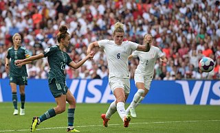 Englands Fußballerinnen (hier Millie Bright, r) lassen den Prämienstreit während der WM ruhen. - Sebastian Christoph Gollnow/dpa