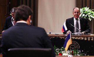 Auf Abstand: Ukraines Außenminister Dmytro Kuleba (vorne links) und der russische Außenminister Sergej Lawrow sitzen sich in Antalya gegenüber - zum ersten Mal seit Kriegsbeginn. - Foto: Cem Ozdel/Turkish Foreign Ministry/AP/dpa