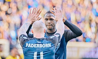 Ilyas Ansah (hinten) und Sven Michel bejubeln den Sieg über den Hamburger SV. - Besim Mazhiqi