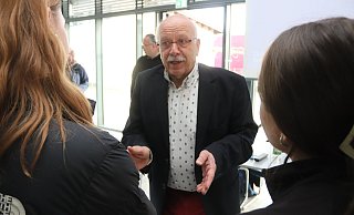 Mit seinem Vortrag erläuterte der ehemalige Richter Martin Lehmann den Zehntklässlern der Heinz-Sielmann-Schule die Grundzüge des demokratischen Rechtsstaats. - Knut Dinter