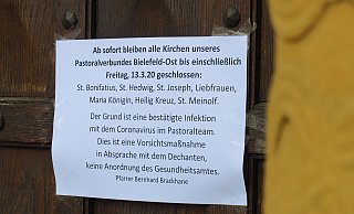 Klare Information für die Gläubigen - der Pastoralverbund erklärt an den Kirchentüren seine Vorgehensweise. - Kurt Ehmke