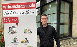 Maik Böhme leitet die Zweigstelle der Verbraucherzentrale NRW an der Berliner Straße in Herford. - Jobst Lüdeking