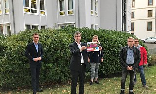 Carsten Linnemann (v.l.), Konrad Jablonski (IG Metall), Clea Stille, Manfred Block (Benteler-Betriebsratsvorsitzender) und Alfonso Maira (Benteler-Betriebsrat) werben gemeinsam für die Ausbildung bei Benteler. - IG Metall