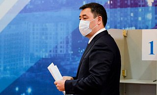 Kirgistans Präsident Sadyr Schaparow gibt in Bishkek seine Stimme ab. - Foto: Vladimir Voronin/AP/dpa