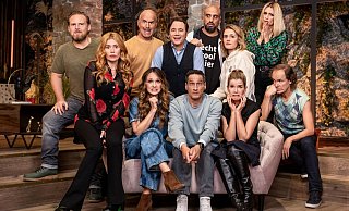 Die Comedians Axel Stein (hintere Reihe, l-r), Christoph Maria Herbst, Michael "Bully" Herbig, Abdelkarim, Hazel Brugger, Michelle Hunziker, sowie Palina Rojinski (vordere Reihe, l-r), Carolin Kebekus, der verstorbene Mirco Nontschew, Anke Engelke und Olaf Schubert beim Gruppenfoto für die dritte Staffel der Comedyserie «LOL - Last One Laughing». - Foto: Frank Zauritz/Amazon Prime Video/dpa