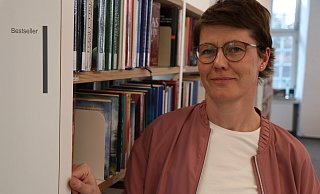 Stefanie Jonas, stellvertretende Leitung der Stadtbibliothek Paderborn, am Regal mit den Bestsellern, auf deren Lektüre die Leserinnen und Leser schon mal mehrere Monate warten müssen, wenn es nicht mehrere Exemplare gibt. - Holger Kosbab