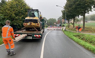 An der neuen Versorgungsleitung für Trinkwasser wird mit schwerem Gerät gearbeitet. Dafür wurde die Ortsdurchfahrt von Oberbauerschaft auf einer Länge von mehr als einem Kilometer voll gesperrt. - Kirsten Tirre