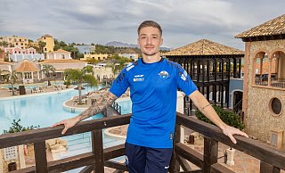 Marvin Mehlem posiert vor der Pool-Landschaft des Teamhotels "Meliá Villaitana" im spanischen Benidorm. - Oliver Krato