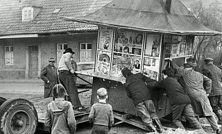 Der Kiosk wird auf einen Tieflader geschoben. Wo mag er gestanden haben? Foto: Georg Heese (Kommunalarchiv) - Georg Heese (Kommunalarchiv)