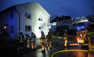 Die Einsatzkräfte der Feuerwehr waren auch mit der Drehleiter an den Brandort geeilt. - Hubert Rösel