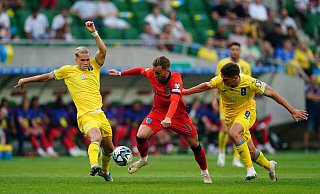 Englands James Maddison (M) wird gleich von zwei Ukrainern bedrängt. - Nick Potts/PA Wire/dpa