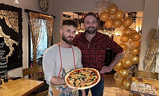 Das Team um Gian-Paolo Del Rio (l.) und Jens (r.) in der Pizzeria "Del Rio" möchte seine Gäste mit sardischen Pizzen verwöhnen. - Nicole Bliesener