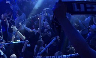 Nach dem Viertelfinale Arminia gegen Werder Bremen haben Mannschaft und Fans ausgelassen, aber friedlich gemeinsam gefeiert. - Café Europa