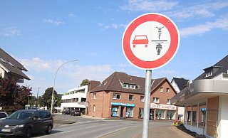 So sehen die neuen Verkehrszeichen zum "Verbot des Überholens von einspurigen Fahrzeugen für mehrspurige Kraftfahrzeuge und Krafträder mit Beiwagen" aus. - (Archivbild) Sigurd Gringel