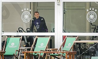 DFB-Torwart Manuel Neuer beim Aufwärmen in Blankenhain. - Christian Charisius/dpa