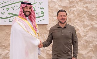 Der ukrainische Präsident Wolodymyr Selenskyj besuchte im Mai Saudi-Arabien - und traf dort Kronprinz Mohammed bin Salman (l). Nun findet in Dschidda ein Treffen mit Vertretern aus 40 Ländern statt. - -/SPA/dpa