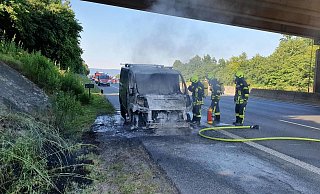 Auf der A2 ist ein Sprinter in Brand geraten. Vermutet wird ein technischer Defekt. - Feuerwehr Bad Oeynhausen