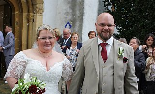 Die Hochzeitsgesellschaft vor der Petri-Kirche pustet nach der Trauung von Tina und Arne Ziegler Seifenblasen in den Oktoberhimmel. - Rita Sprick