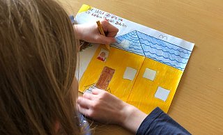 Man kann auch von zu Hause aus Kontakt zu Omas, Opas, Freunden und Mitschülern halten, meint diese Schülerin. - Privat