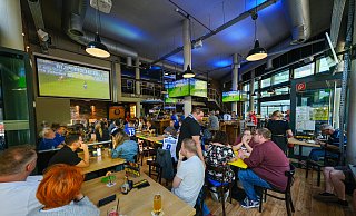 Rund 100 Gäste fiebern in der "Three Sixty Sportsbar" am Boulevard in Bielefeld mit den Arminen auf dem Platz. Die Bar liegt ganz in der Nähe des Bahnhofs. - Andreas Zobe