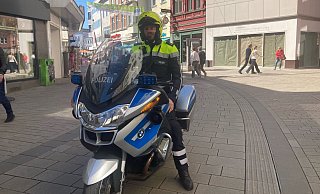 Kurzfristig angesetzte Kontrolle: Ein Oberkommissar wartet in der Fußgängerzone auf E-Scooter-Fahrer. Für zwei junge Fahrer wurde es teuer. - Lüdeking