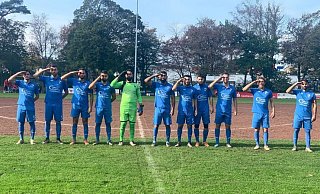 Ein Foto, das für Aufsehen sorgte: Die erste Mannschaft des FC Türk Sport salutierte vor einem Bezirksliga-Spiel nach dem Vorbild der türkischen Nationalmannschaft. - Privatfoto